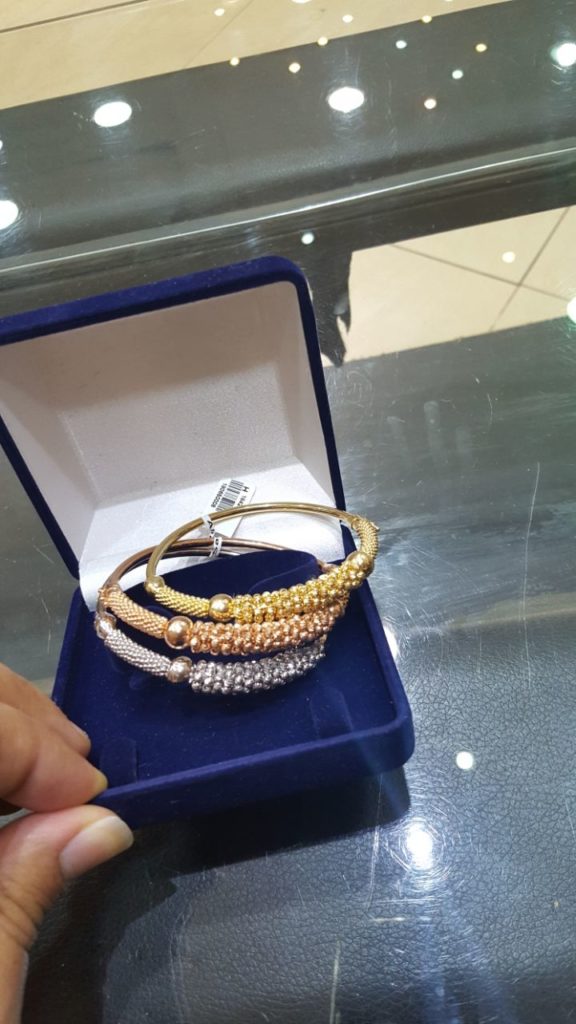 اسوره بالخاتم نص طقم – اساور bracelets  اللون : اصفر وابيض وروز جولد العيار : 18 الوزن تقريبا : 50 جرام